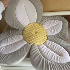 Blooming Bath Lotus Shaped Baby Gray & Yellow Daisy Seat